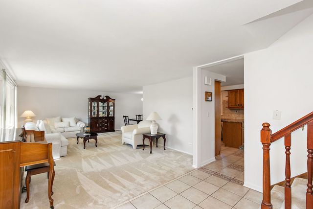 31 S Salem Drive, Schaumburg, IL 60193
