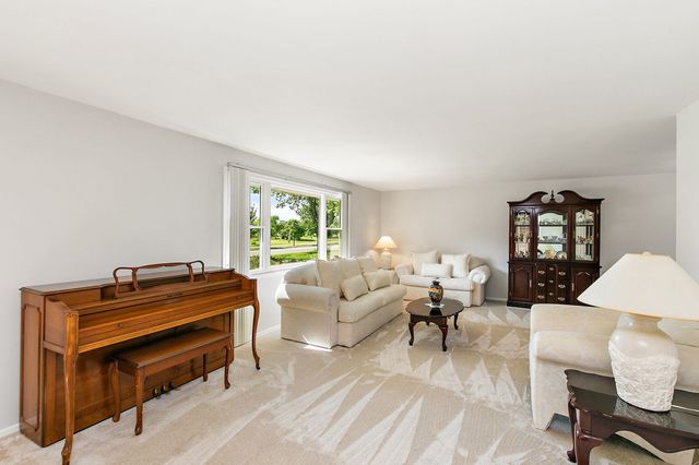 31 S Salem Drive, Schaumburg, IL 60193