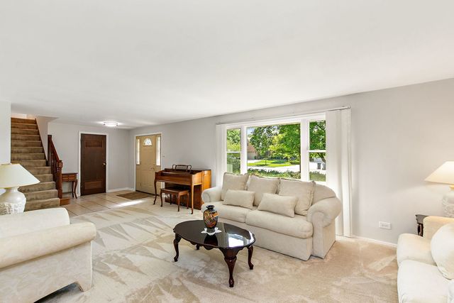 31 S Salem Drive, Schaumburg, IL 60193