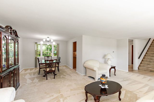 31 S Salem Drive, Schaumburg, IL 60193