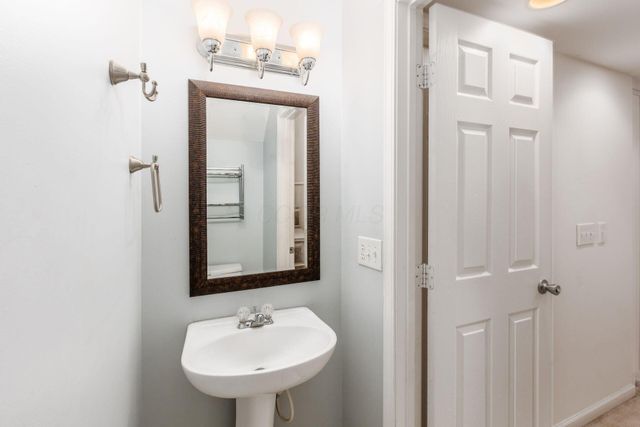 300 Pagodatree Drive, Blacklick, OH 43004