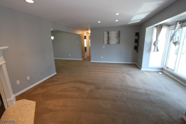 126 Falls Bridge Dr, Totowa Boro, NJ 07512