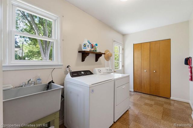 5600 Woodwind Drive, Bloomfield Hills, MI 48301