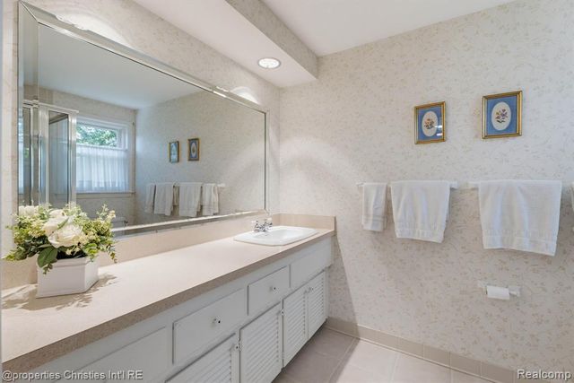 5600 Woodwind Drive, Bloomfield Hills, MI 48301
