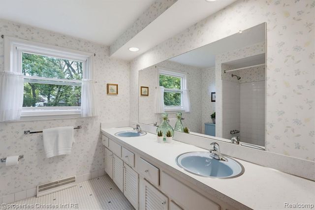 5600 Woodwind Drive, Bloomfield Hills, MI 48301
