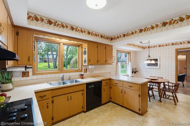5600 Woodwind Drive, Bloomfield Hills, MI 48301