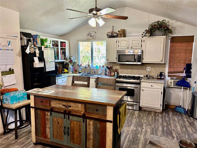 290 N TROWELL AVENUE, Umatilla, FL 32784