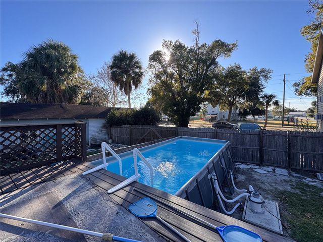 290 N TROWELL AVENUE, Umatilla, FL 32784