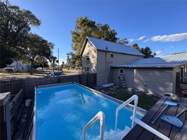 290 N TROWELL AVENUE, Umatilla, FL 32784