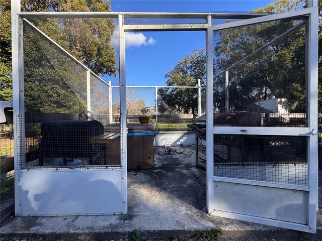 290 N TROWELL AVENUE, Umatilla, FL 32784