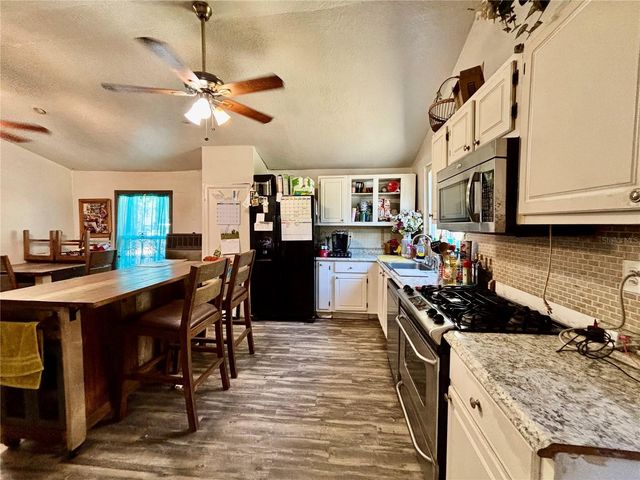 290 N TROWELL AVENUE, Umatilla, FL 32784