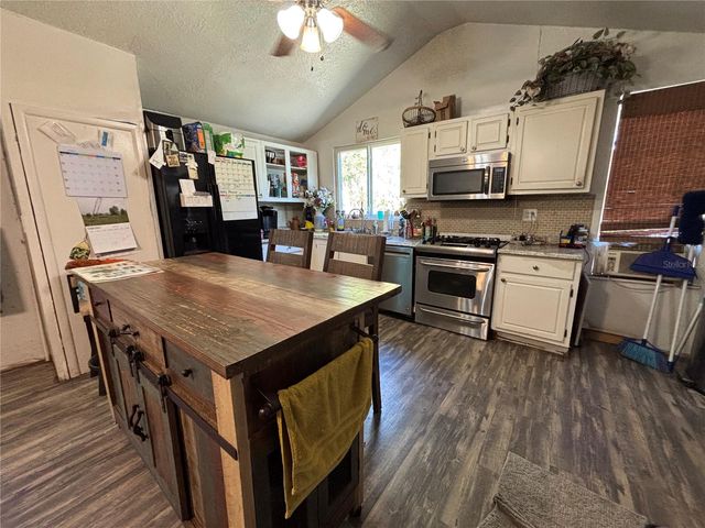 290 N TROWELL AVENUE, Umatilla, FL 32784