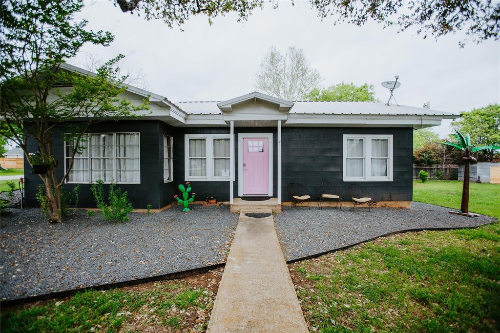 604 W Pecan ST, Johnson City, TX 78636