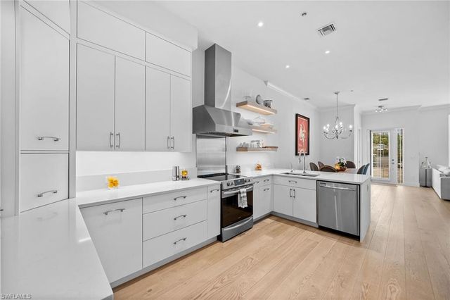 443 8th AVE S 104, Naples, FL 34102