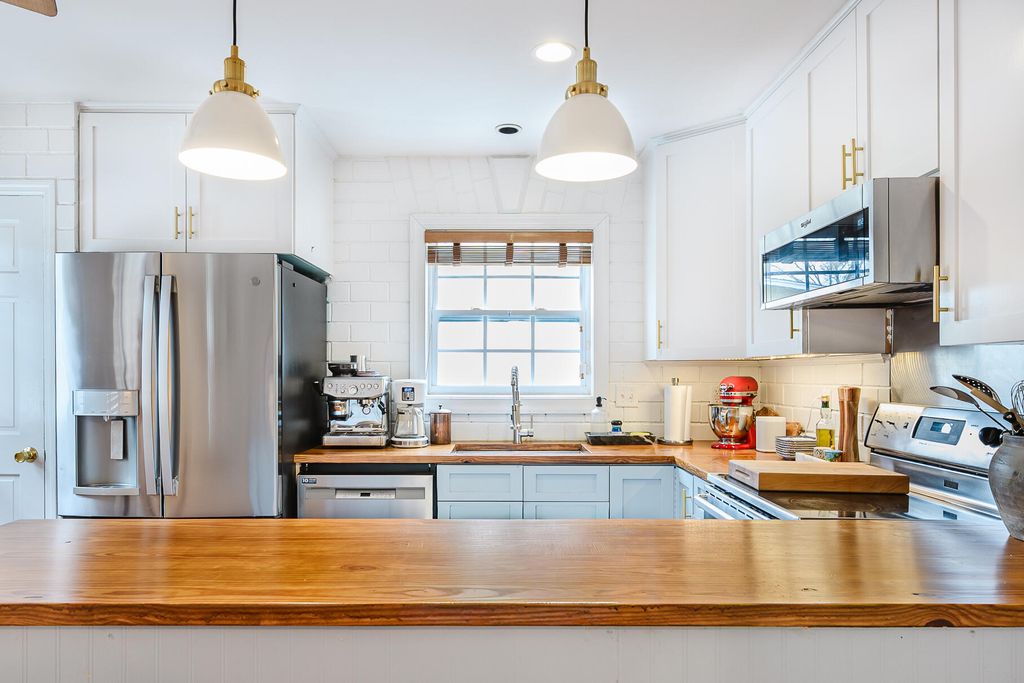 Image 11 of property listing at 1160 Parkway Drive, Mount Pleasant, SC 29464