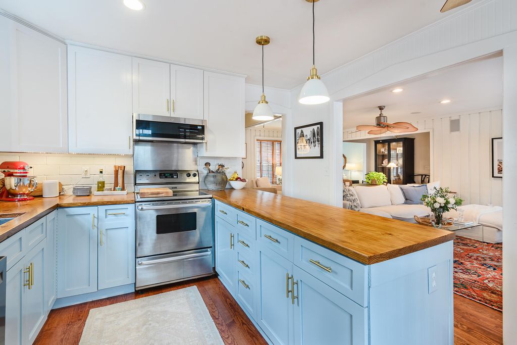 Image 12 of property listing at 1160 Parkway Drive, Mount Pleasant, SC 29464