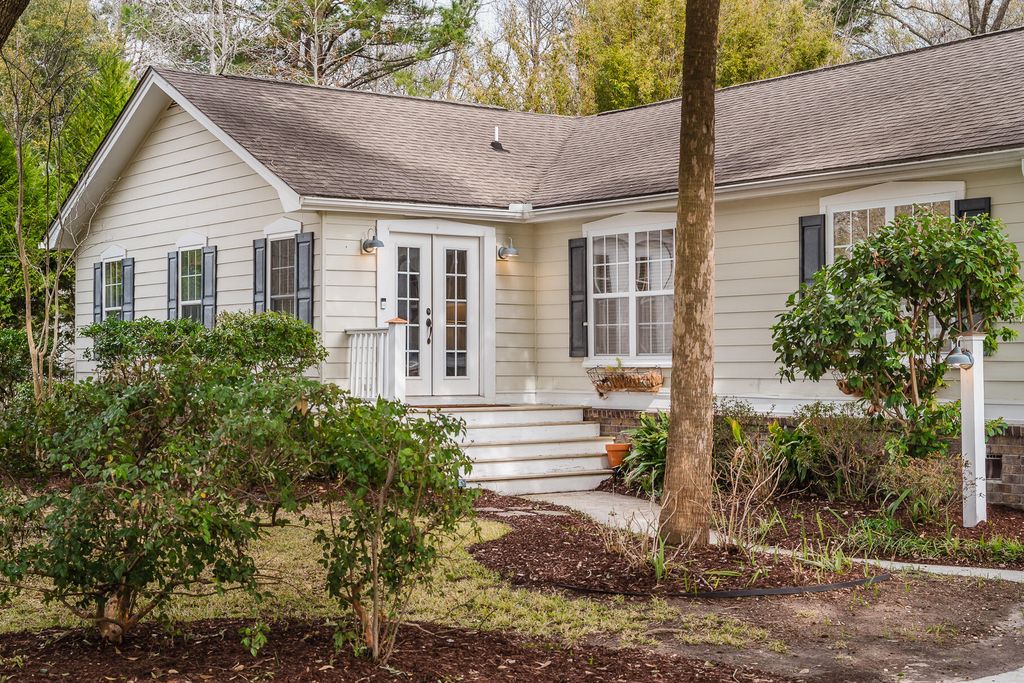 Image 4 of property listing at 1160 Parkway Drive, Mount Pleasant, SC 29464