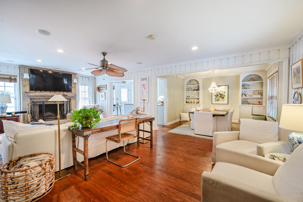 Image 6 of property listing at 1160 Parkway Drive, Mount Pleasant, SC 29464