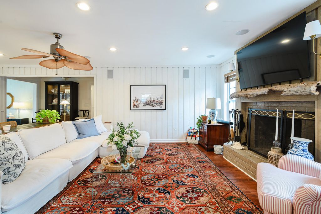 Image 8 of property listing at 1160 Parkway Drive, Mount Pleasant, SC 29464