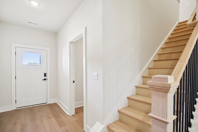 1042 Stagecoach Dr, White House, TN 37188