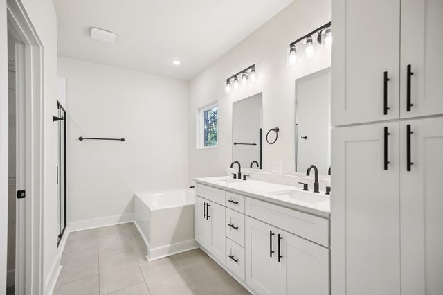 1042 Stagecoach Dr, White House, TN 37188