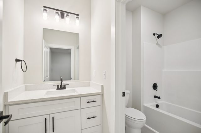 1042 Stagecoach Dr, White House, TN 37188