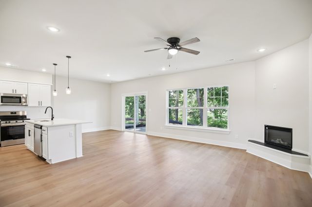 1042 Stagecoach Dr, White House, TN 37188