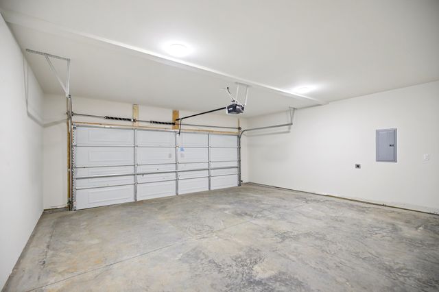 1042 Stagecoach Dr, White House, TN 37188