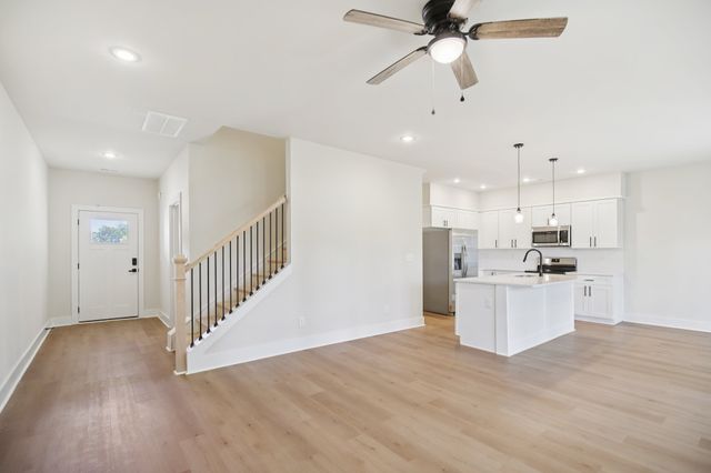 1042 Stagecoach Dr, White House, TN 37188