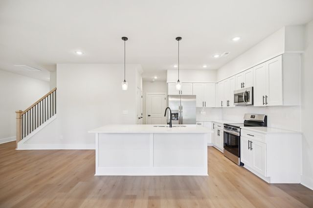 1042 Stagecoach Dr, White House, TN 37188