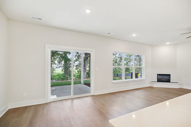 1042 Stagecoach Dr, White House, TN 37188