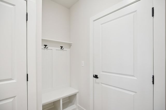 1042 Stagecoach Dr, White House, TN 37188