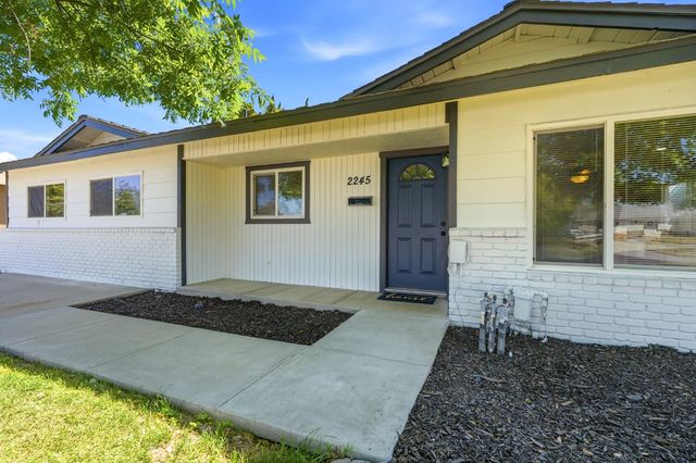 2245 E Lemmon Way, Hanford, CA 93230