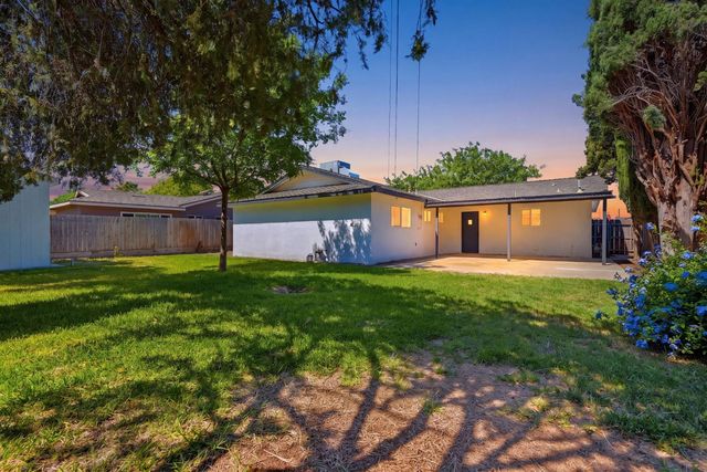 2245 E Lemmon Way, Hanford, CA 93230