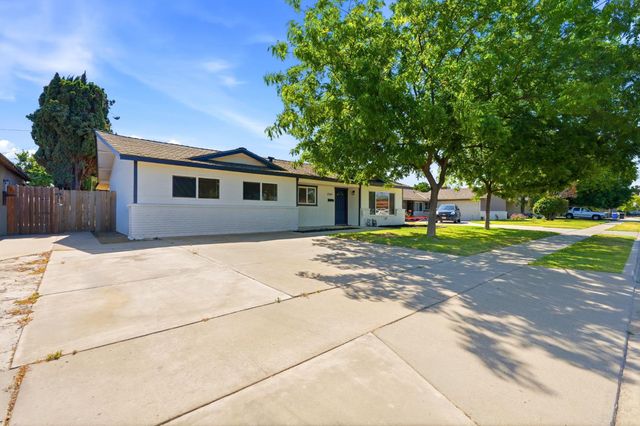 2245 E Lemmon Way, Hanford, CA 93230