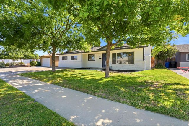 2245 E Lemmon Way, Hanford, CA 93230