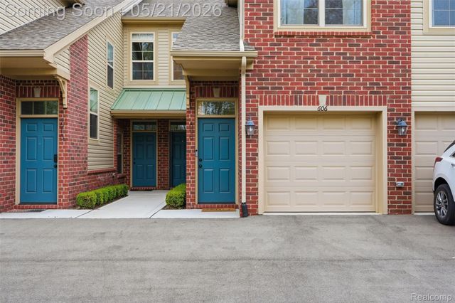 606 Pointe Drive, Walled Lake, MI 48390
