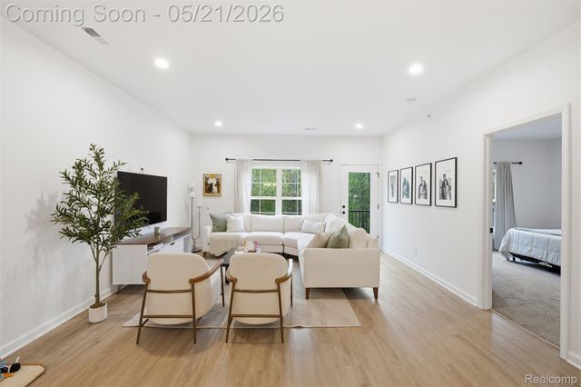 606 Pointe Drive, Walled Lake, MI 48390