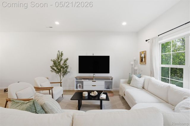 606 Pointe Drive, Walled Lake, MI 48390