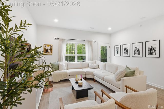 606 Pointe Drive, Walled Lake, MI 48390