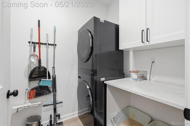 606 Pointe Drive, Walled Lake, MI 48390