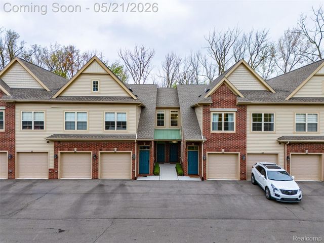 606 Pointe Drive, Walled Lake, MI 48390