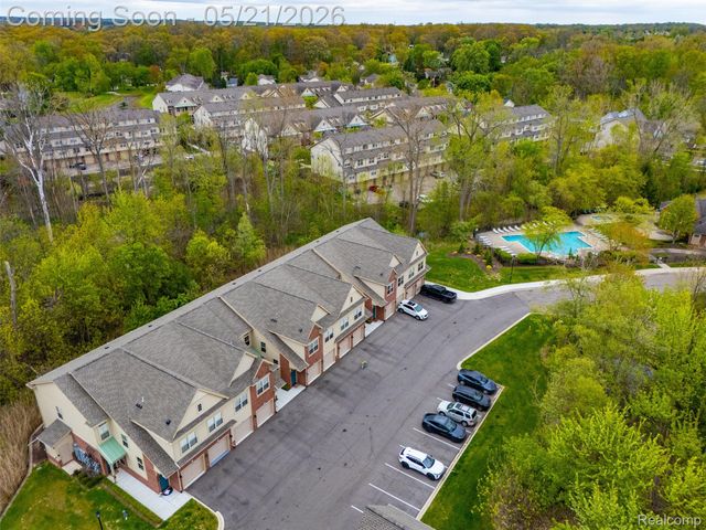 606 Pointe Drive, Walled Lake, MI 48390