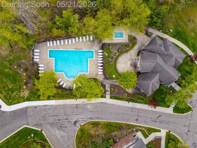 606 Pointe Drive, Walled Lake, MI 48390