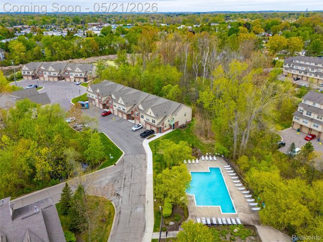 606 Pointe Drive, Walled Lake, MI 48390