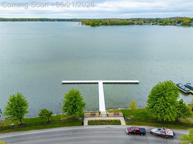 606 Pointe Drive, Walled Lake, MI 48390