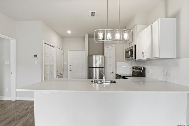 711 S Frio St Apt 1104, San Antonio, TX 78207