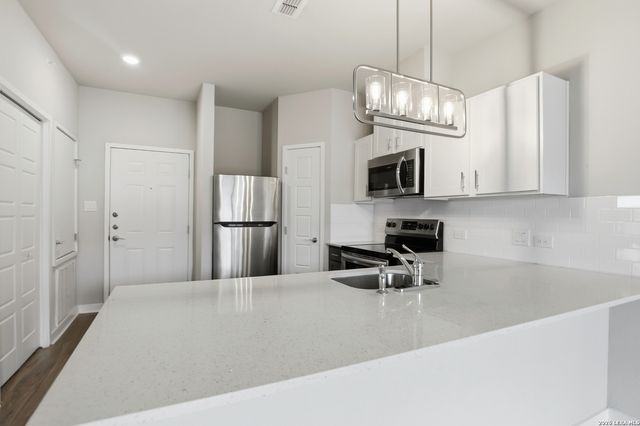 711 S Frio St Apt 1104, San Antonio, TX 78207