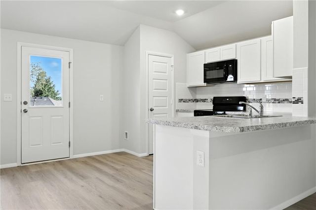 428 Valley View Drive, Tonganoxie, KS 66086