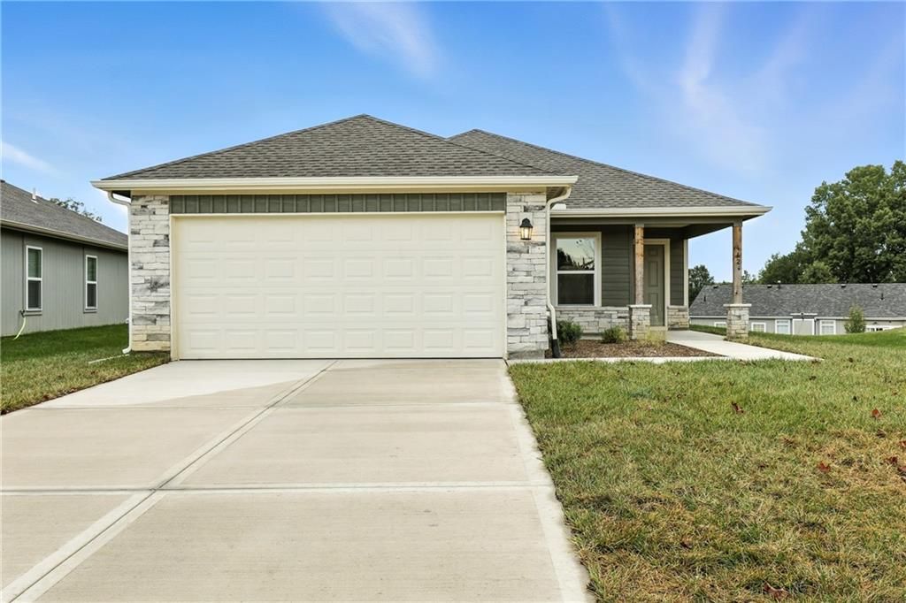 428 Valley View Drive, Tonganoxie, KS 66086